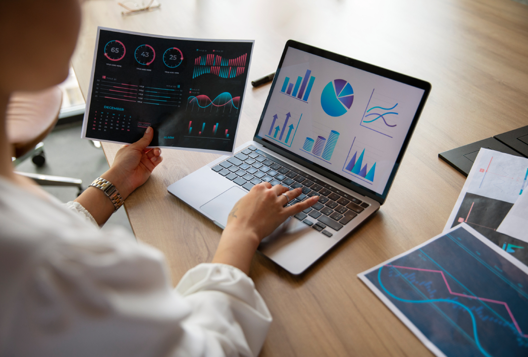 Mujer mirando analíticas de su empresa