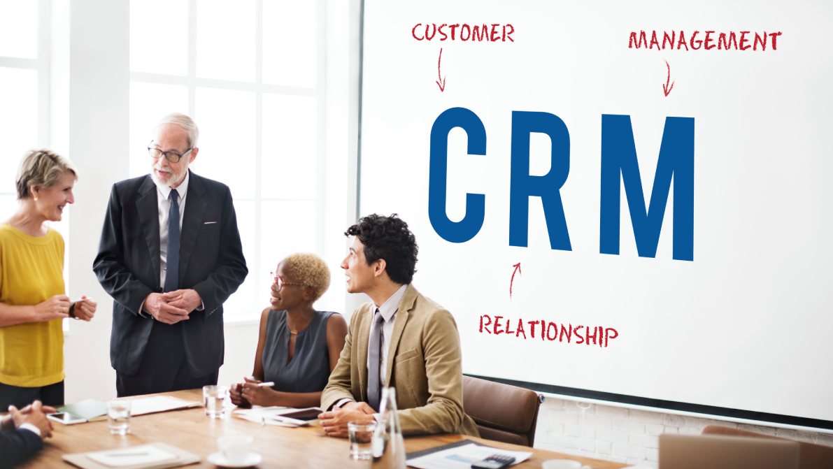 Empresarios usando un CRM.