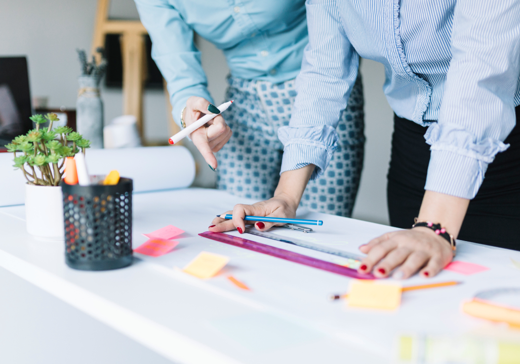 Personas planificando en lanzamiento de un negocio.