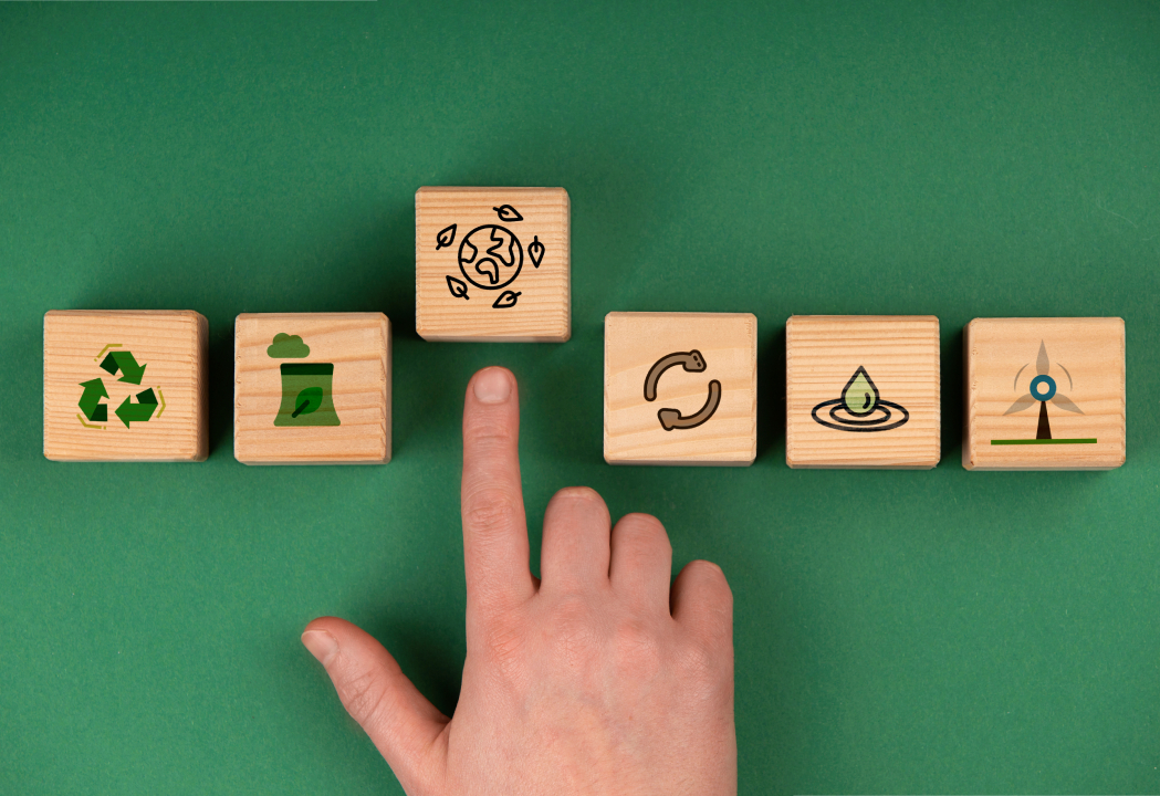 Imagen de varios cubos de madera con símbolos representando la economía circular