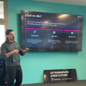 Alonso Bermejo, CEO de Drenpos, da una charla sobre n8n en La Atalaya.
