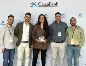 El equipo de Biogenómika posa junto al premio de Emprendemos XXI