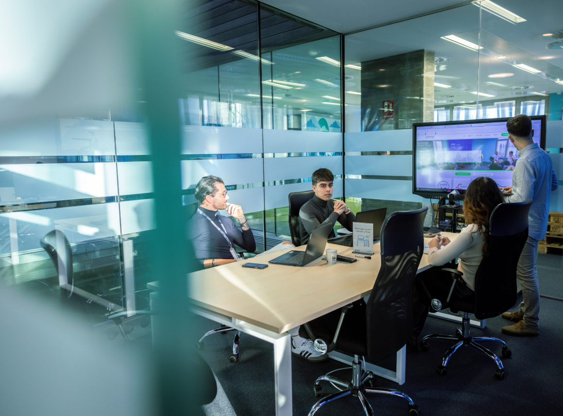Fotografía de varios emprendedores de La Atalaya trabajando en una sala con equipo de Extremadura Open Future